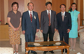 图为横田教育长礼节性拜访上海外国语大学