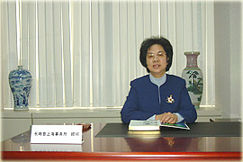 图为朱瑞芬正在接受采访